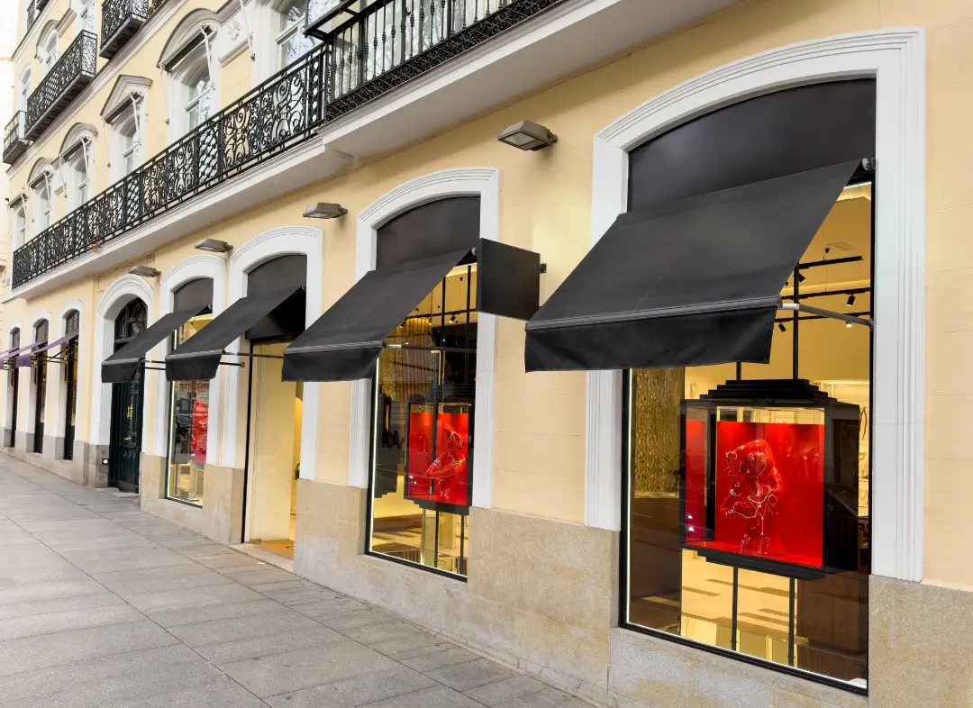 Façade vitrine de magasin en aluminium sur mesure à Aubignan